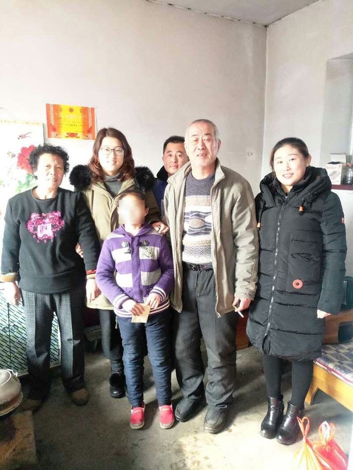 妤心已經上學，且恢復狀況良好。